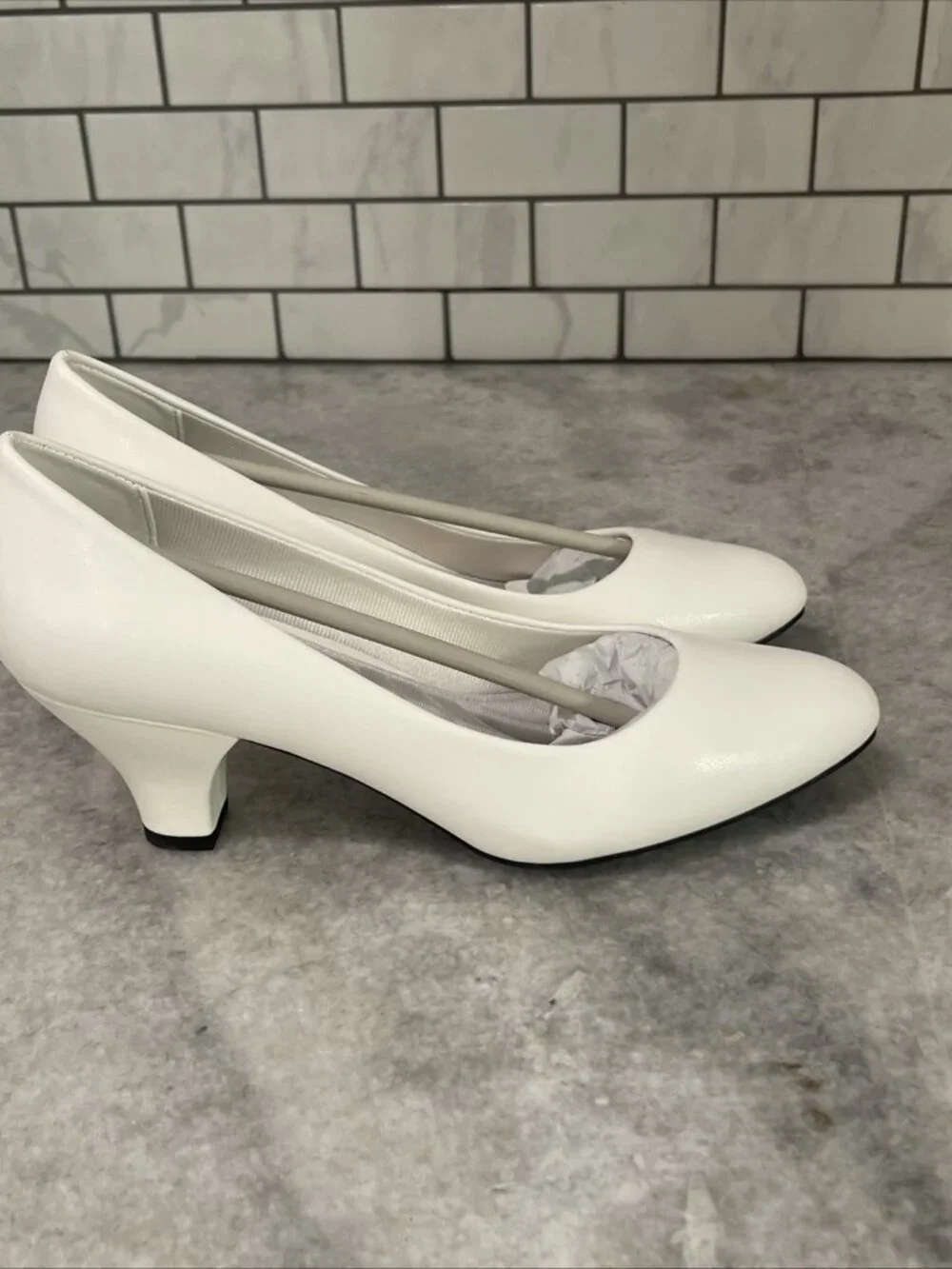 Easy Street White Pumps Womens Size 9 New with Box Fabulous Kitten Heel - Picture 4 of 7